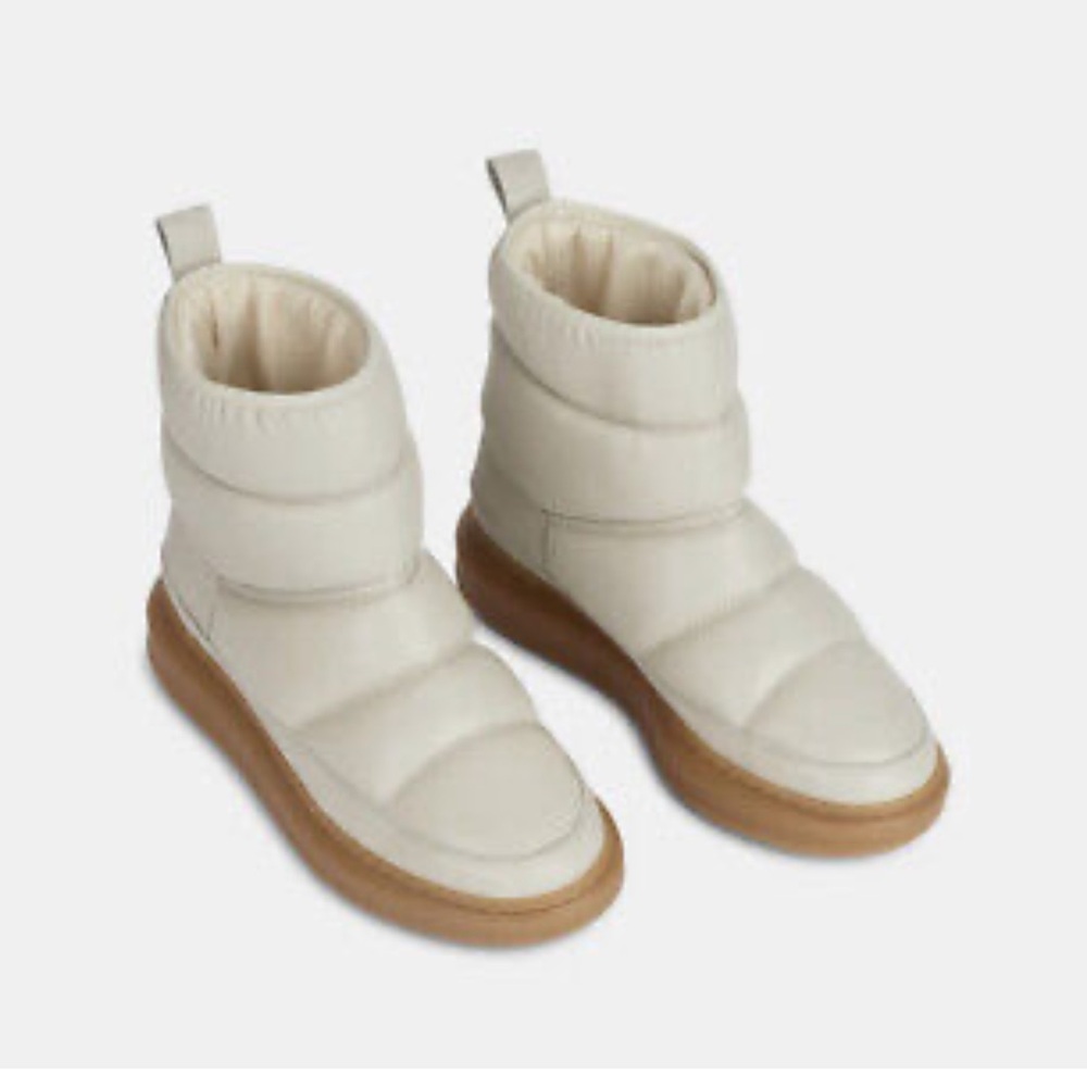 White Puffer Ivylee Copenhagen Moon Boots size 6 leather new price firm!!